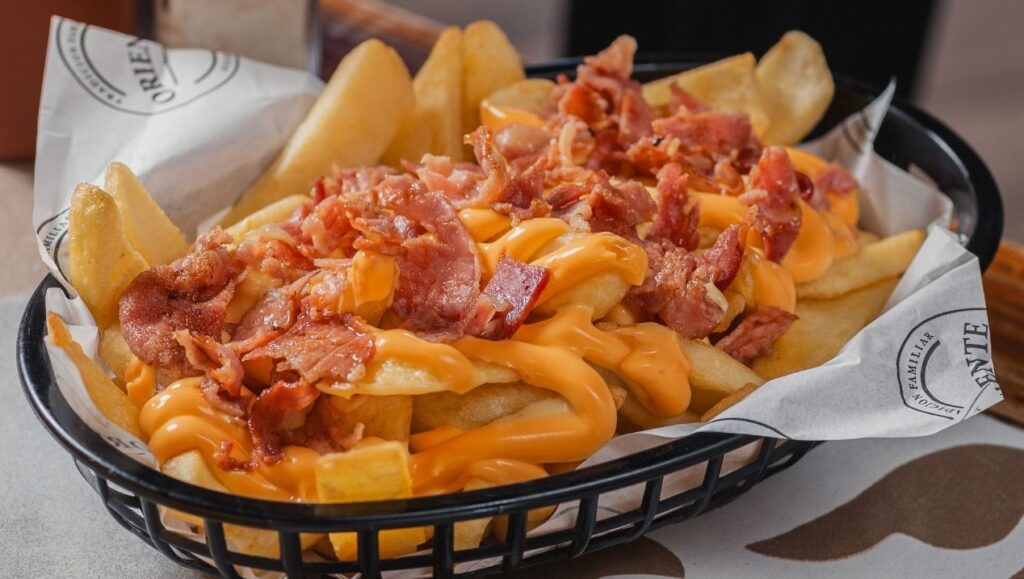 PAPAS CON SALSA CHEDDAR Y TOCINO - completos oriente