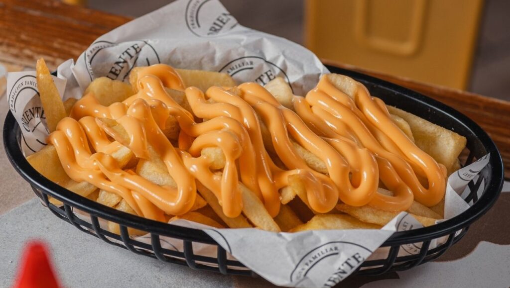 Papas fritas con chedar - Completos Oriente